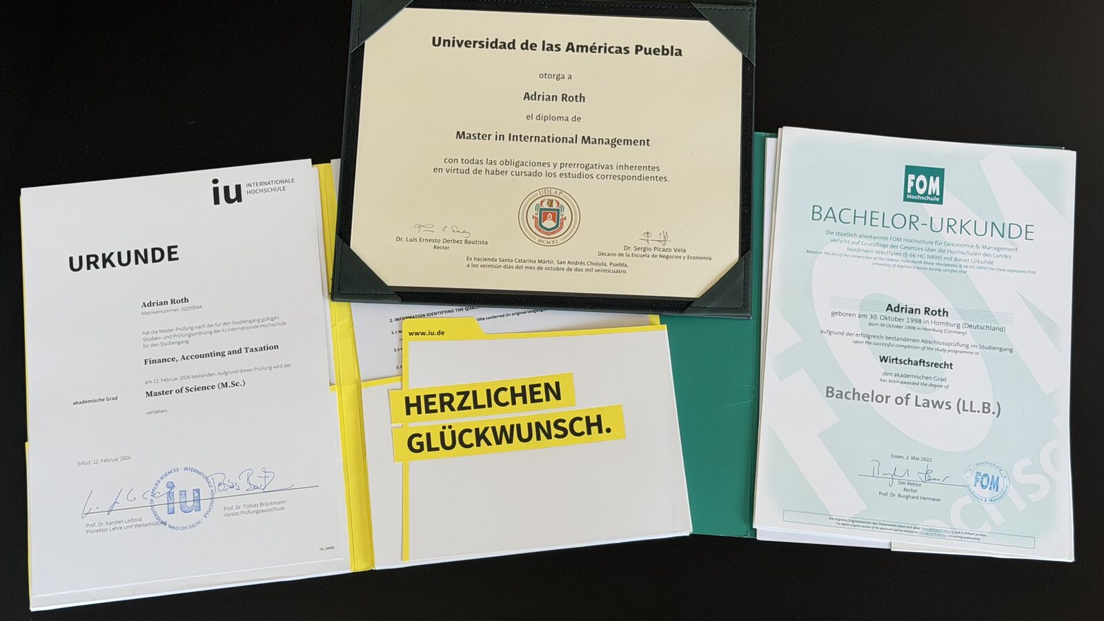 Abschlussurkunden von Adrian Roth: Bachelor-Urkunde Wirtschaftsrecht der FOM Hochschule, Master-Urkunde Finance, Accounting and Taxation der IU Internationale Hochschule und Diplom Master in International Management der Universidad de las Américas Puebla (UDLAP)