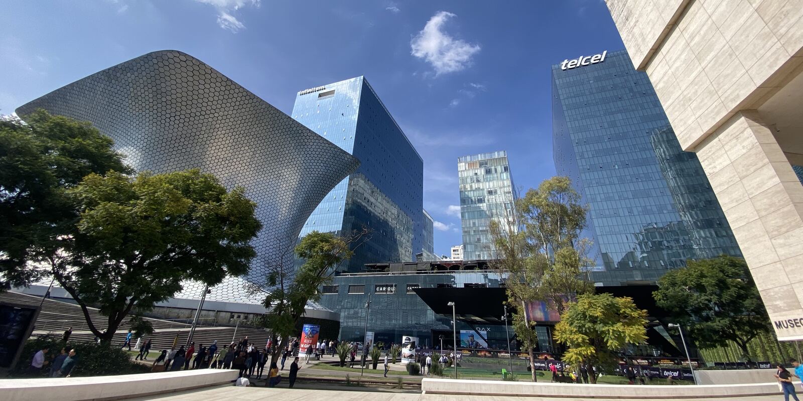 Die Plaza Carso in Mexiko-Stadt mit dem Museo Soumaya und dem Telcel-Turm