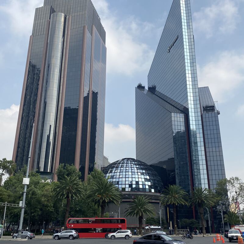 Die Glaskuppel der mexikanischen Wertpapierbörse BMV an der Avenida Paseo de la Reforma in Mexiko-Stadt