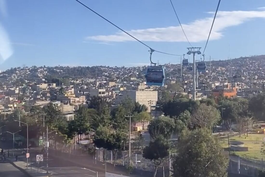 Gondeln der Cablebús Línea 2 über den Dächern des Stadtteils Iztapalapa in Mexiko-Stadt