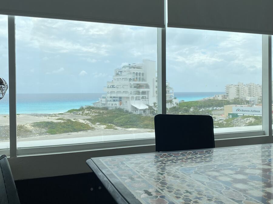 Blick über die Hotelzone von Cancún auf das türkisfarbene Karibische Meer