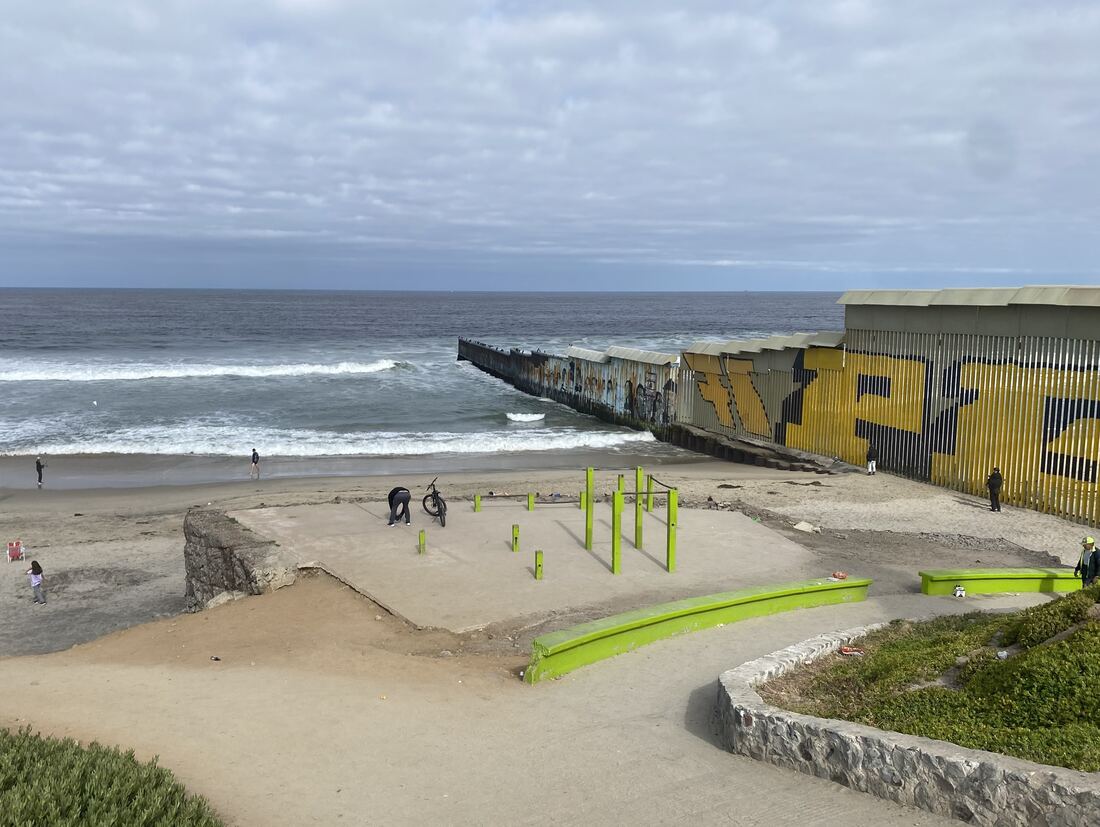 Der Grenzzaun zwischen Kalifornien und Baja California, der am Pazifikstrand bei Tijuana ins Meer läuft