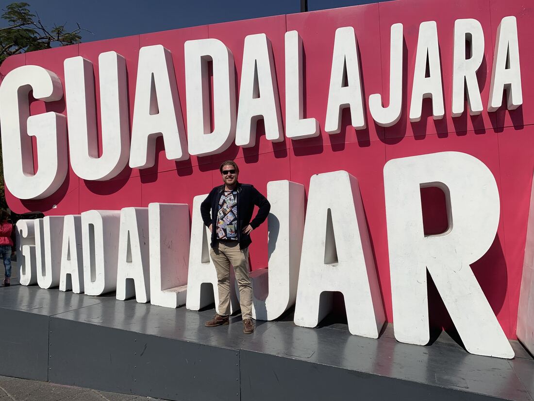 Adrian Roth vor dem Guadalajara-Schriftzug im Bundesstaat Jalisco