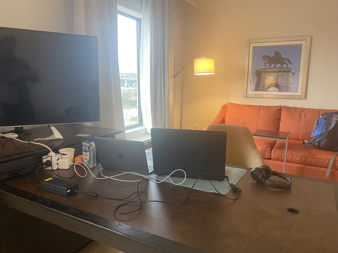Schreibtisch mit zwei Laptops in einem Hotelzimmer in Houston, Texas, von dem aus Adrian Roth das Kolloquium seiner Bachelorarbeit absolvierte