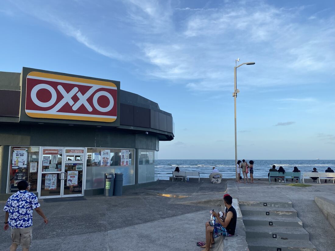 Eine Oxxo-Filiale direkt an der Küste von Boca del Río im Bundesstaat Veracruz
