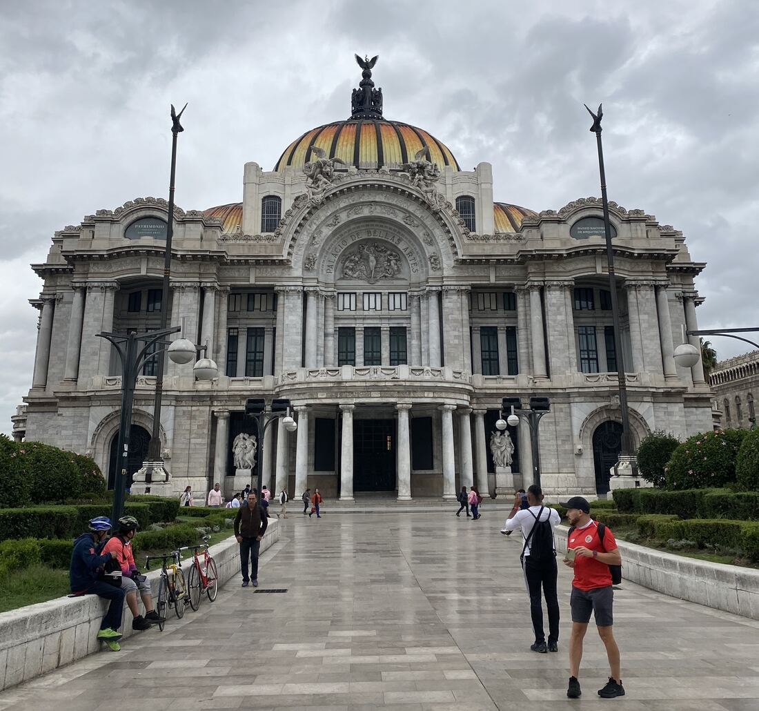 Der Palacio de Bellas Artes in Mexiko-Stadt mit seiner Marmorfassade und der bunten Kuppel