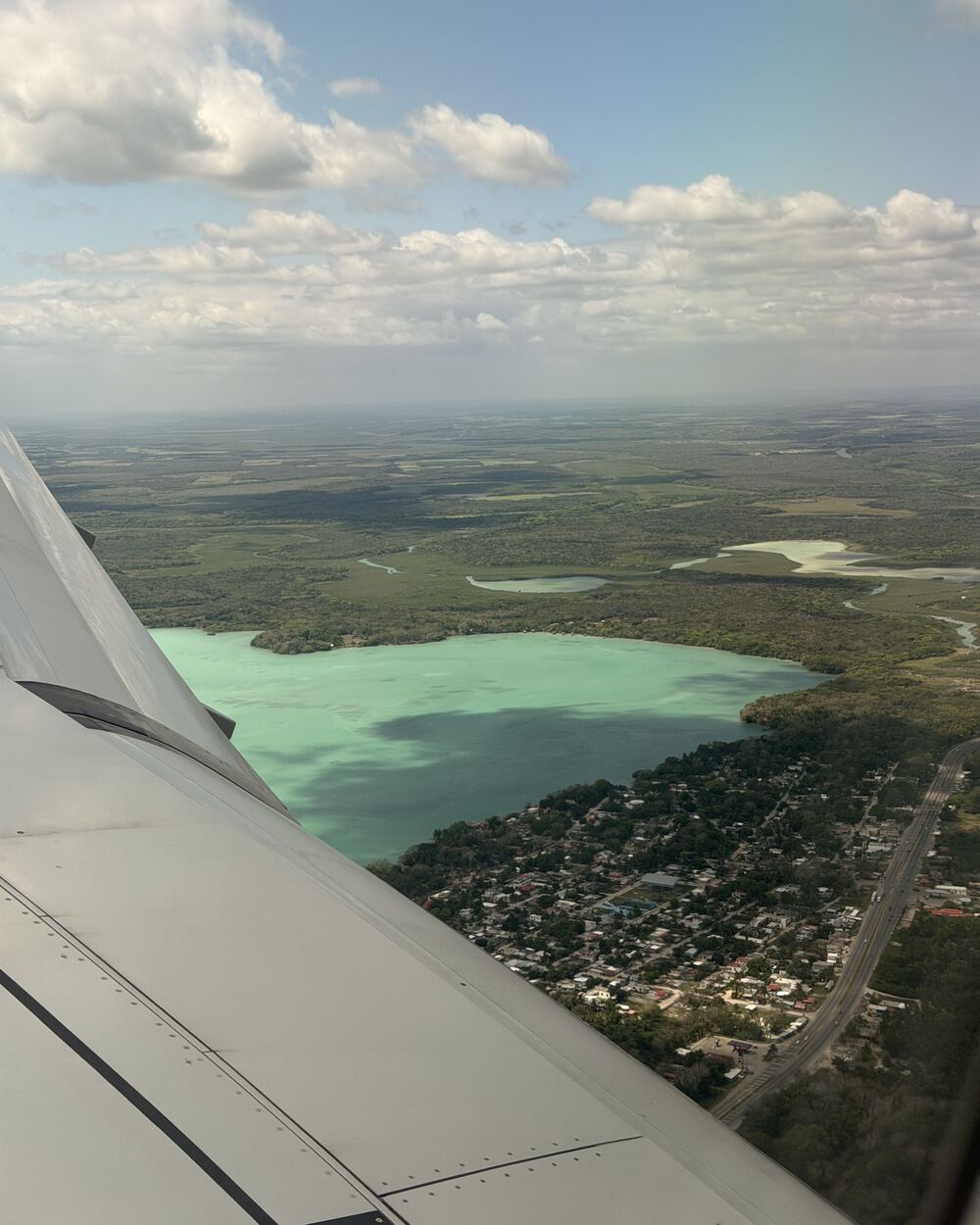 Luftaufnahme einer türkisfarbenen Lagune im Bundesstaat Quintana Roo nahe der Grenze zu Belize