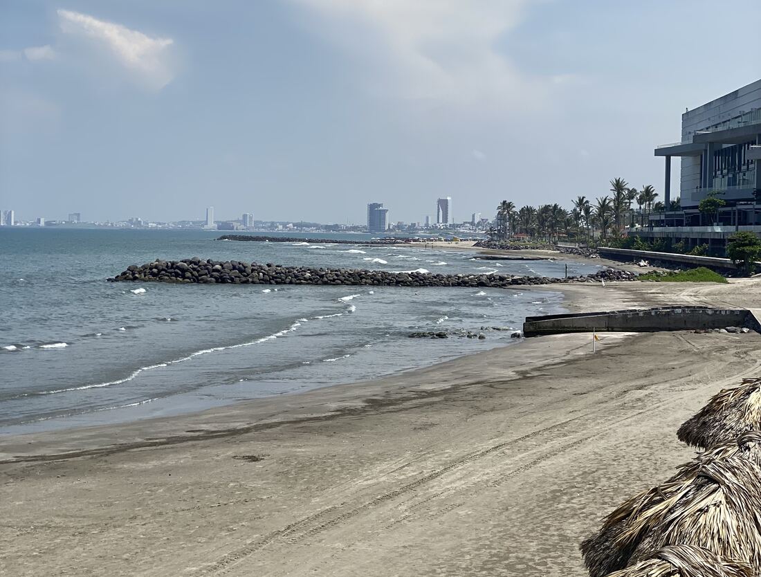 Der Strand von Boca del Río im Bundesstaat Veracruz mit Blick auf die Skyline