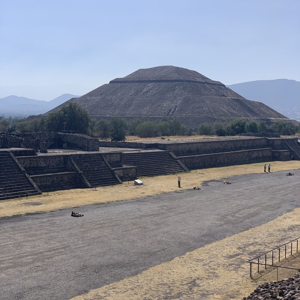 Die Sonnenpyramide der archäologischen Zone Teotihuacán im Bundesstaat Mexiko